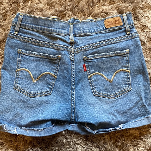 Levi’s shorts - Picture 2 of 4